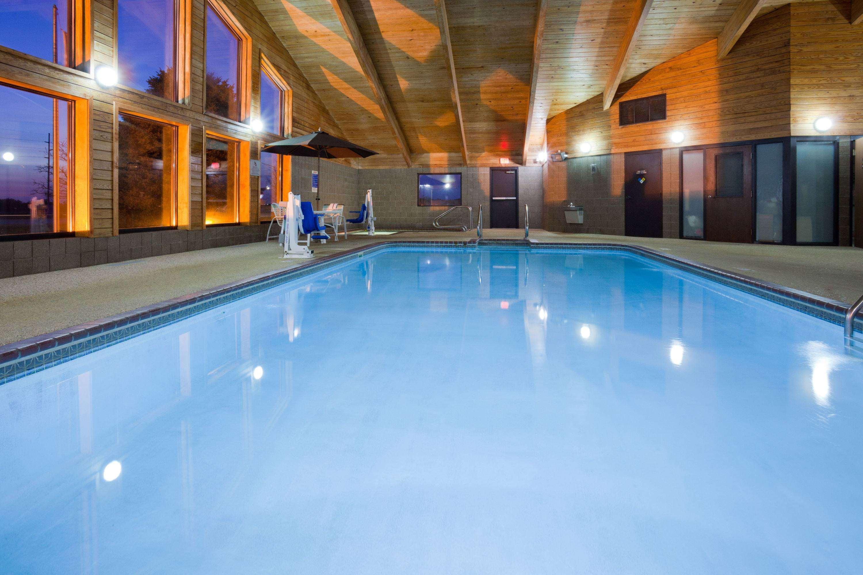 Americinn By Wyndham Spencer Bagian luar foto